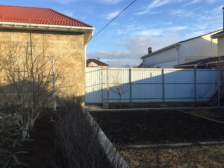Приставы побудили крымчанина снести забор, который занимал территорию соседки
