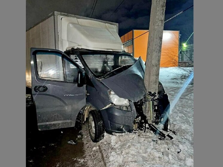 В Воронеже водитель «Газели» скончался, въехав в фонарный столб