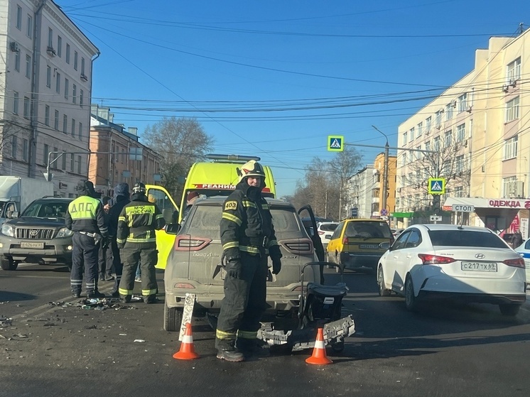 На площади Капошвара в Твери собирается пробка из-за ДТП