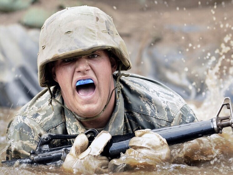 Нелегальным мигрантам предложили отправиться на СВО вместо депортации в Приморье