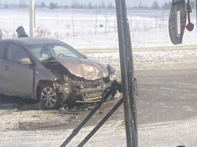 В Воронежской области столкнулись школьный автобус и легковой автомобиль