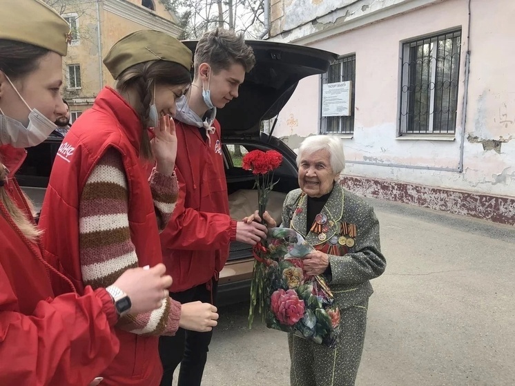 Многолетнюю томичку с Днем рождения поздравил известный ведущий