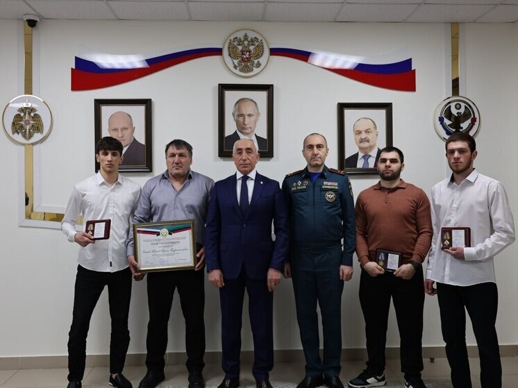 Дагестанцам, спасшим людей из упавшей в КОР машины, вручили медали