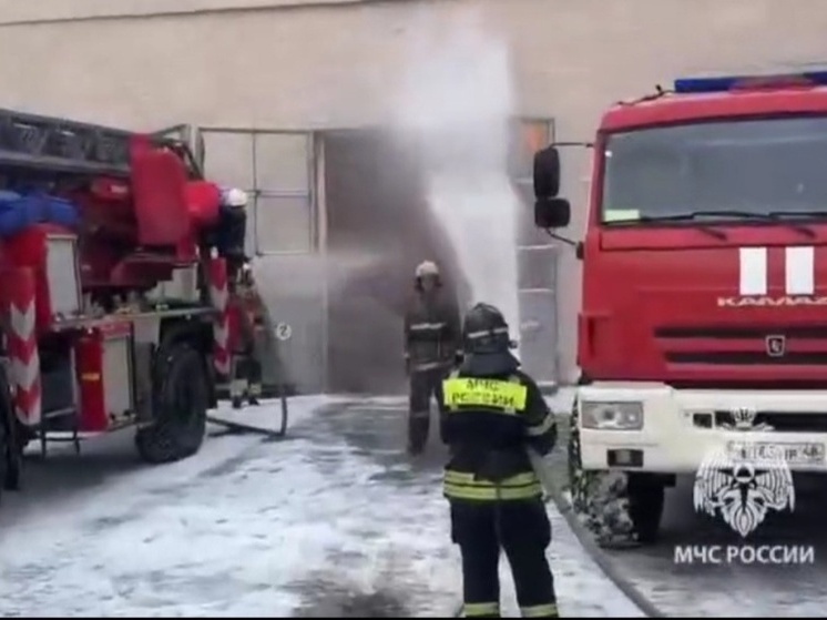 В Липецке пожарного-спасателя проводили на пенсию в лучших традициях МЧС