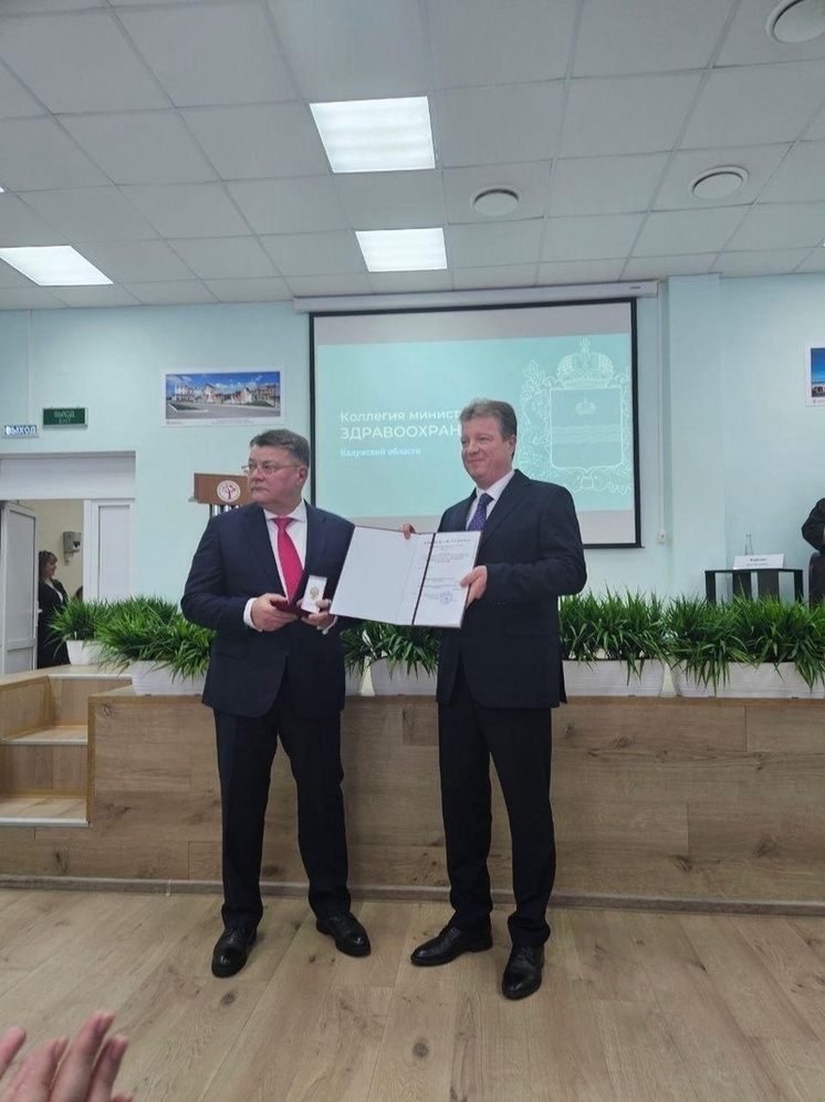 Калужских медиков наградили медалями  «За укрепление боевого содружества»
