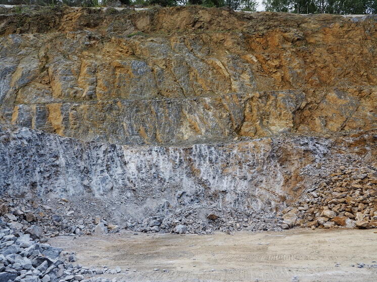 Жители Полотняного жалуются на сильные взрывы в карьере