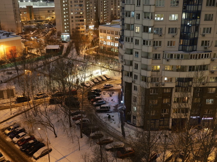 В Челябинске девочки скинули кирпич на машину с балкона 21-этажного дома