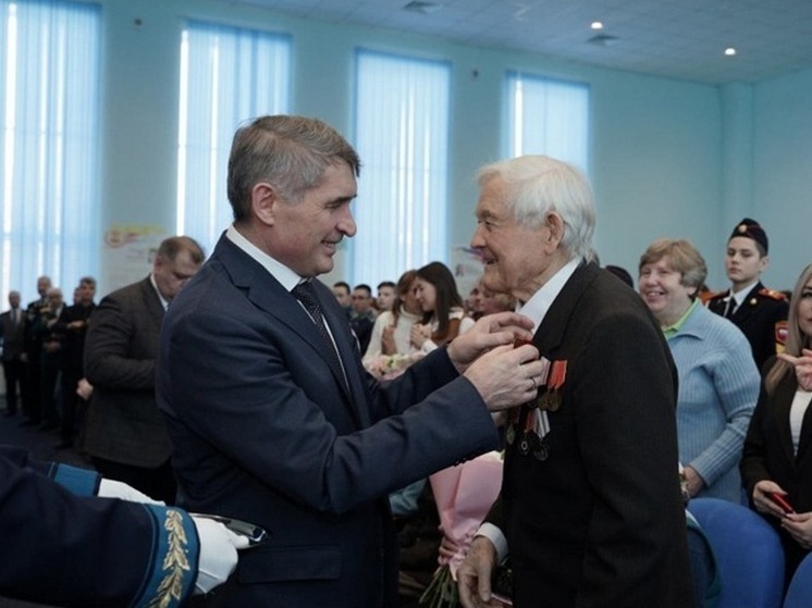 Олег Николаев вручил медали в честь 80-летия Победы