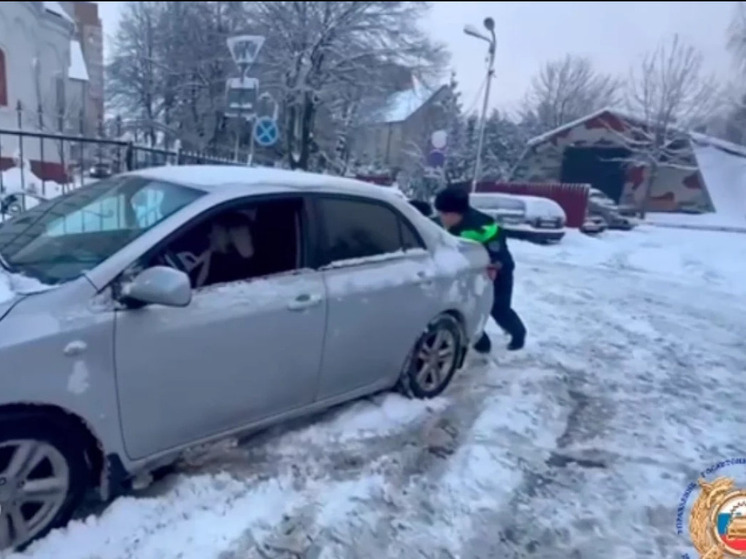 Калининградские дорожные полицейские помогают выталкивать авто из сугробов