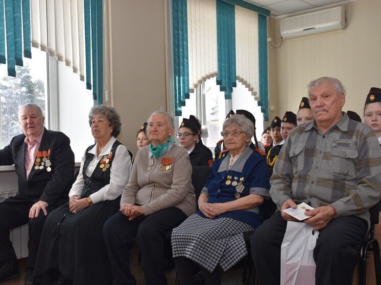 В Индустриальном районе Хабаровска ветеранам вручили юбилейные медали к 80-летию Победы