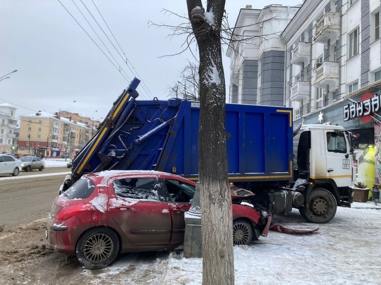 В Орле мусоровоз впечатал легковушку в столб