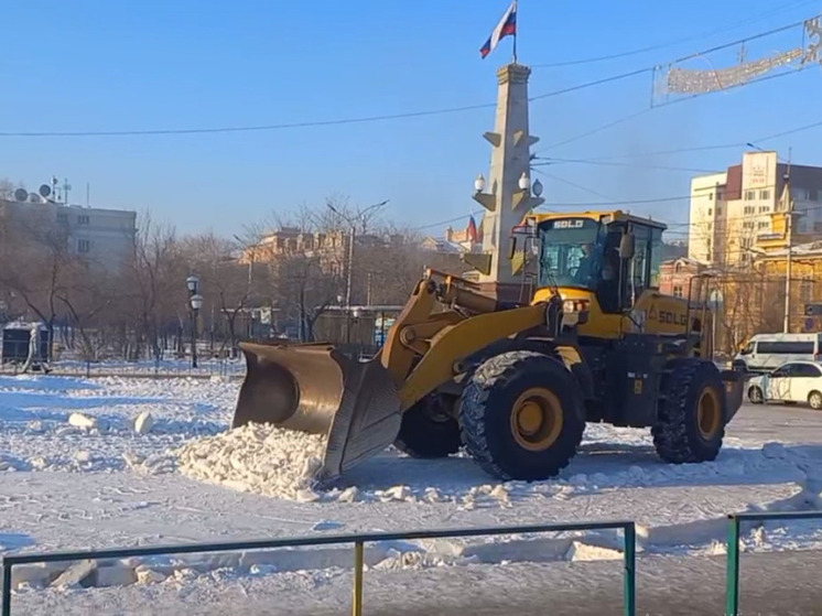 Ледовый городок сносят на площади Ленина в Чите