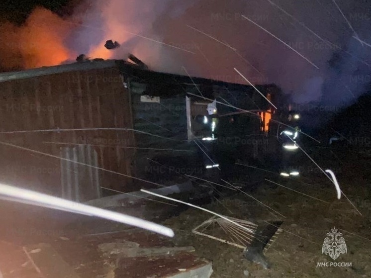 В Мосальском районе тушили дачный дом