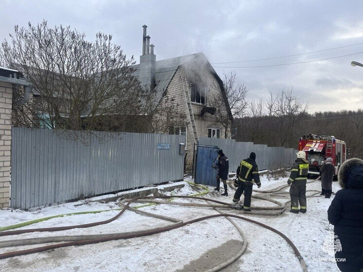 В Туле жилой дом и сарай потушили 14 пожарных