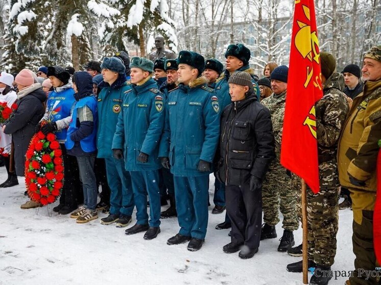 Новгородские спасатели почтили память павших защитников Отечества в Старой Руссе