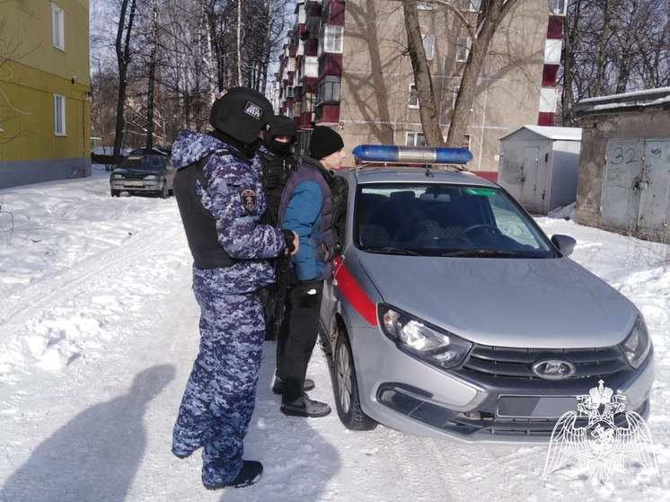 Неадекватный мужчина с наркотиками пытался вломиться в липецкий детсад