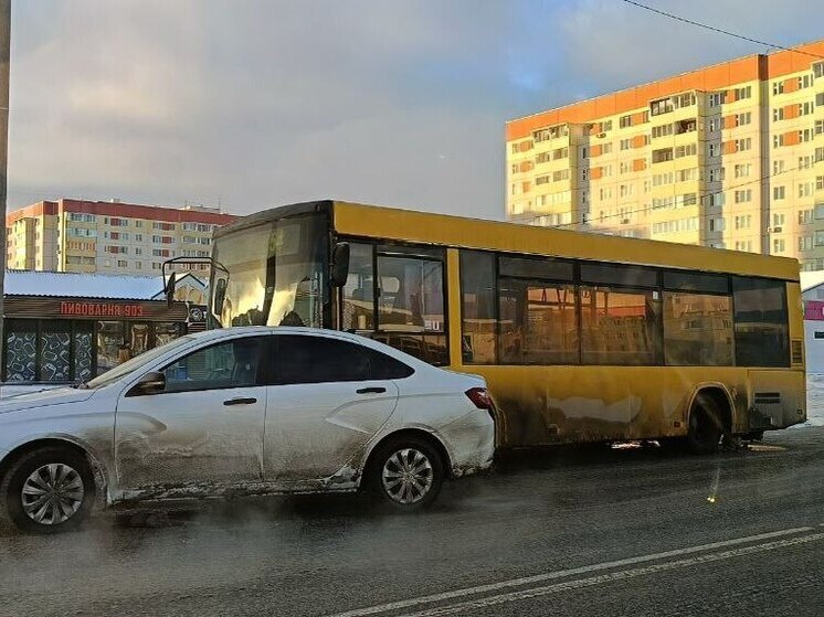 Появились фото, как "Лада" бомбанула автобус в Пскове