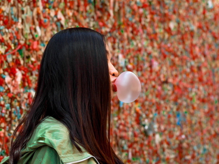 Врачи согласились: жевательная резинка спасает от изжоги и стресса