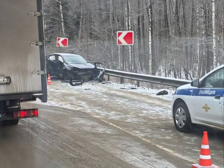 Легковушка влетела в отбойник в Дмитровском округе