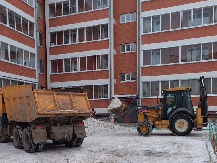 В Иркутске активно продолжается уборка дворовых территорий