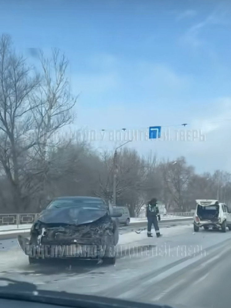В Твери после ДТП на Благоева части автомобилей разметало по полосе