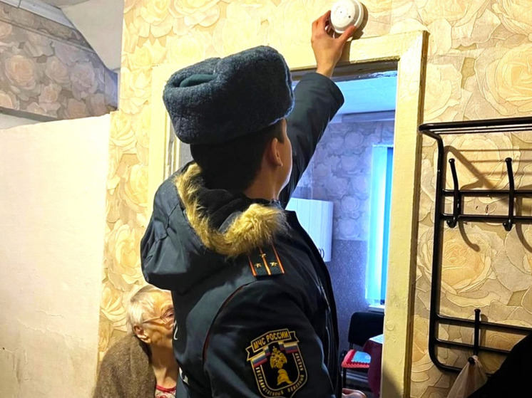 Пожарные извещатели устанавливают югорским ветеранам