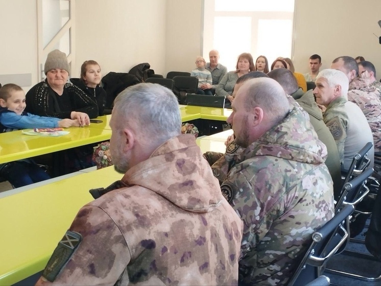 Особенные дети нарисовали открытки для ветеранов СВО к 23 февраля