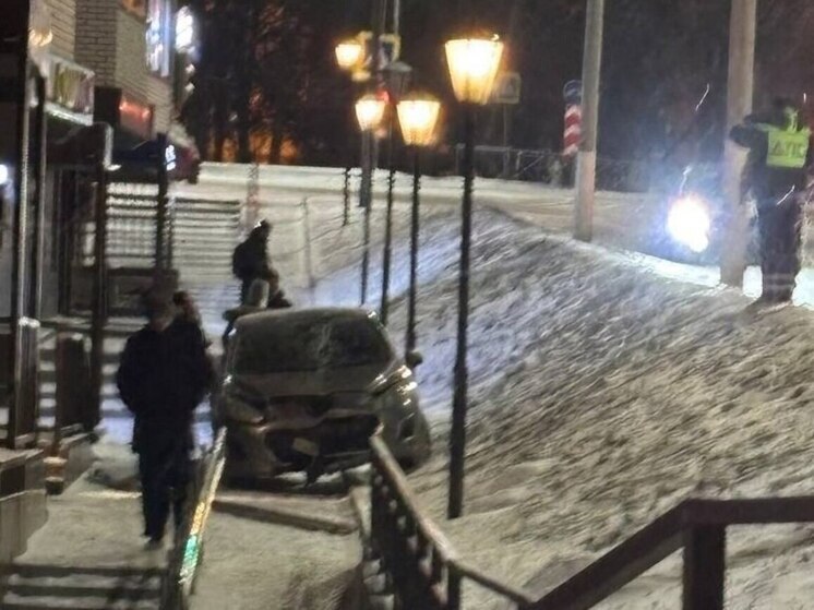 Легковушка вылетела с дороги на тротуар в округе Чехов