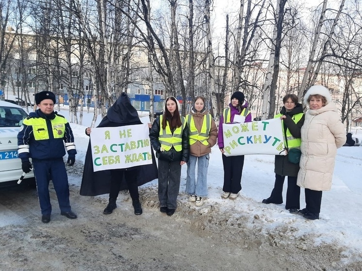 Юные мурманчане «напугали» водителей «смертью» ради безопасности на дорогах