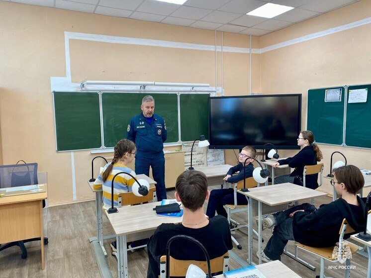 Не только про спички рассказали юным псковичам огнеборцы