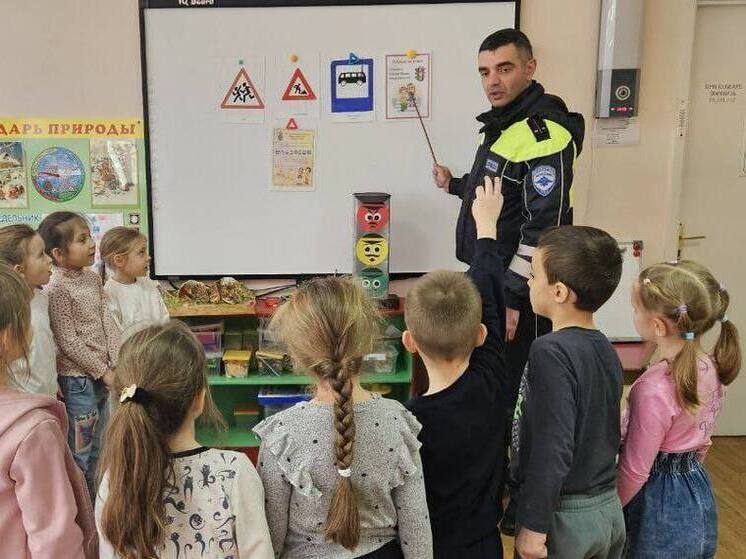 В сочинском детсаду состоялась встреча воспитанников с сотрудниками Госавтоинспекции