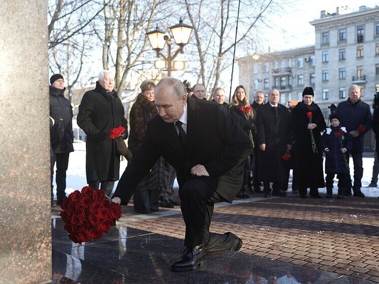 Путин возложил цветы к памятнику Собчаку на Васильевском острове