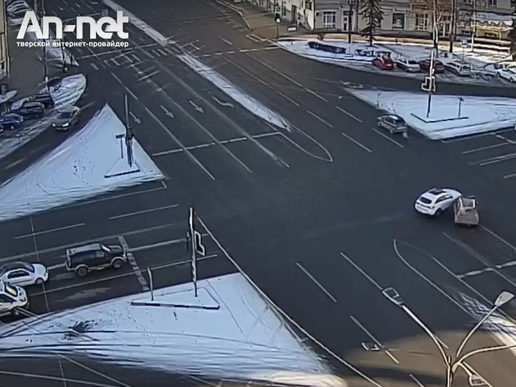 Появилось видео аварии в Твери на площади Капошвара