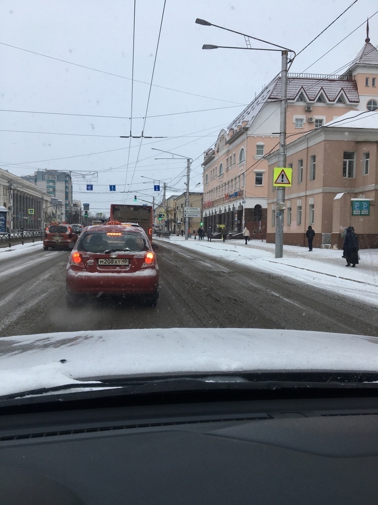 В Калуге на части улицы Кирова получилось однополосное движение
