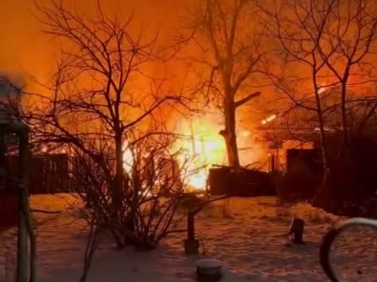 В Краснодаре спасатели тушат два жилых дома