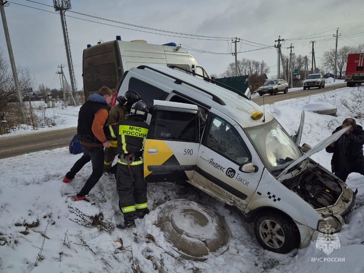 Под Орлом такси съехало в кювет после столкновения с другим авто