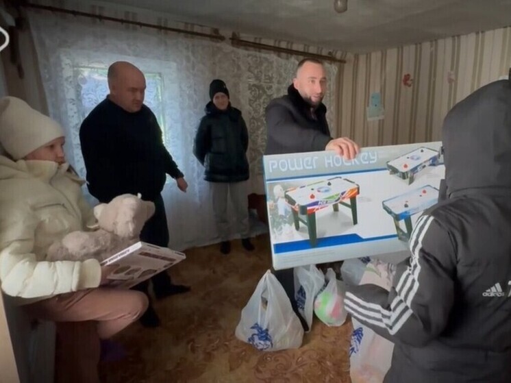 Депутат Херсонской облдумы передал помощь семье погибшего участника СВО
