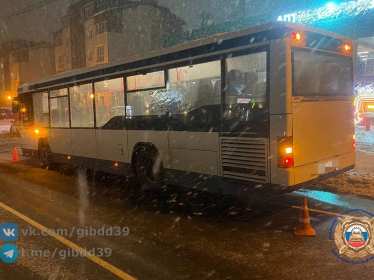 В калининградском автобусе упала и получила травмы пожилая женщина