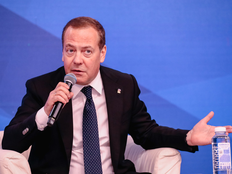 Медведев сказал, что Трамп прав на 200% в отношении Зеленского