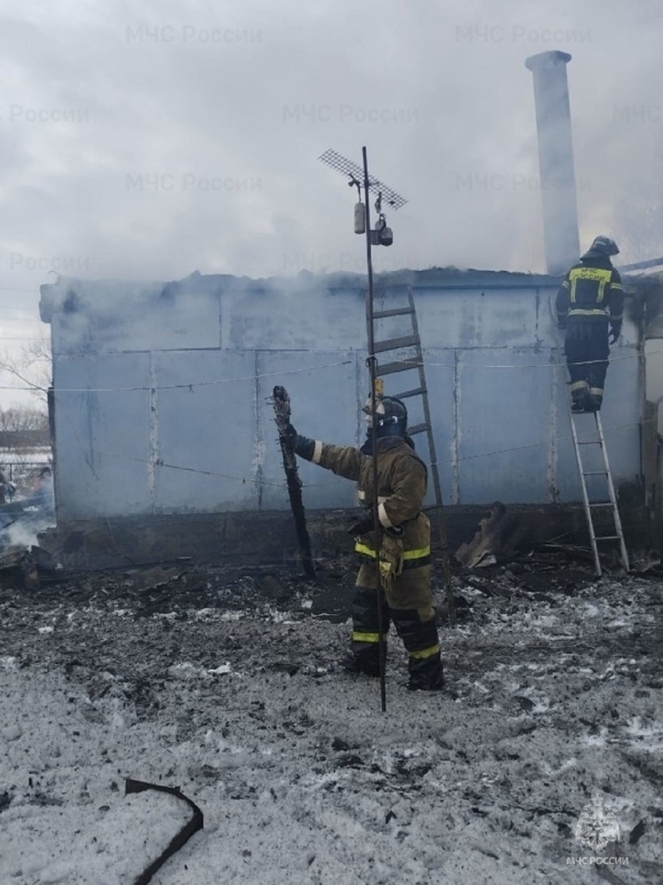 В Свердловском районе горел жилой дом