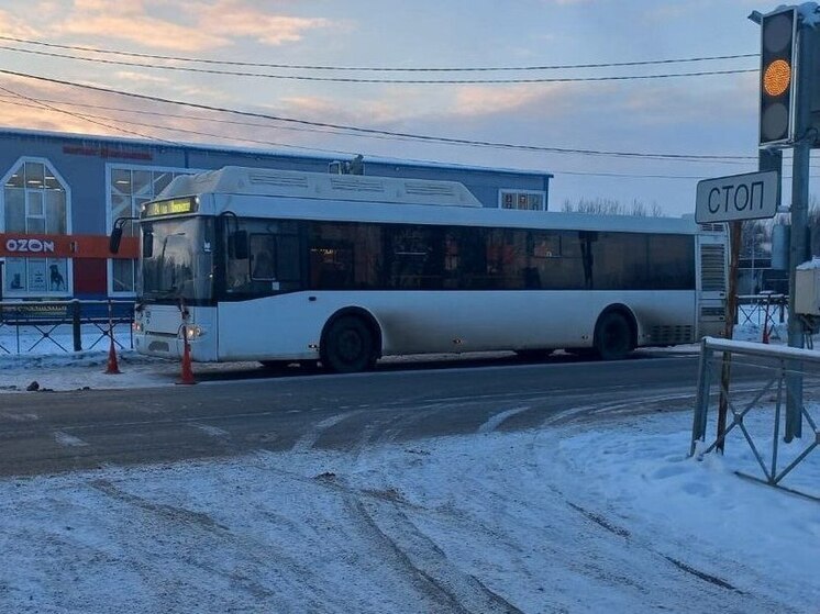 В Великом Новгороде нарушительница дорожного движения попала под автобус