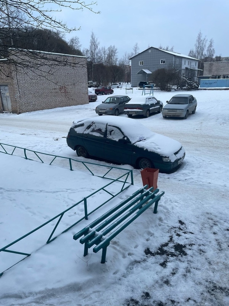 В Тверской области людей смутил стоящий на дороге автомобиль со спущенными колесами