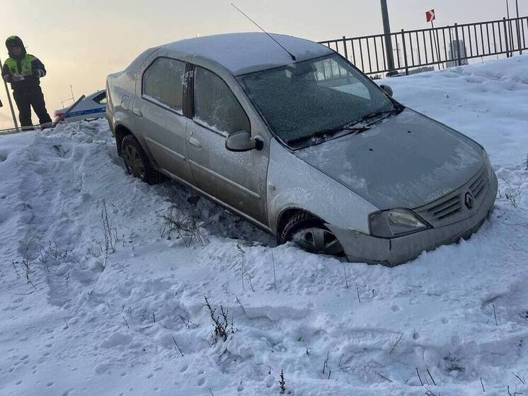 На улице Остужева в Воронеже, сбив ограждение, машина свалилась в кювет