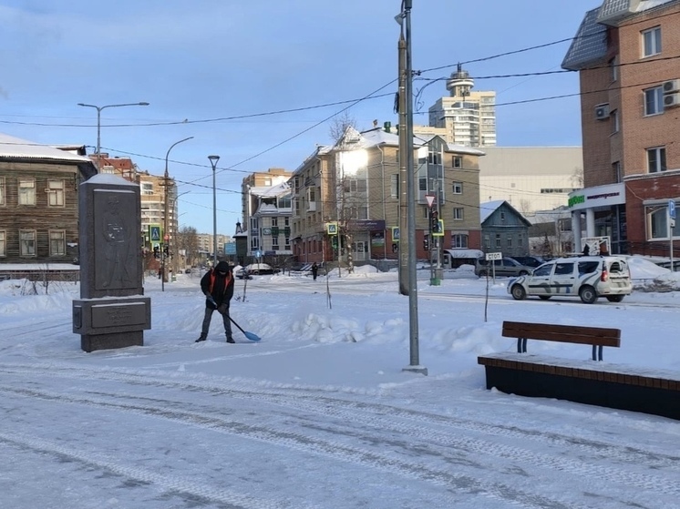 В Архангельске дороги и тротуары убирают круглосуточно