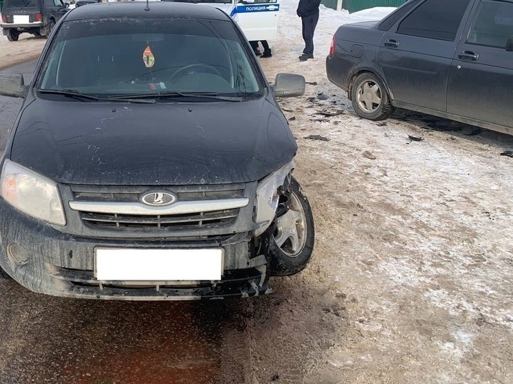 Водитель Lada Priora оказалась в больнице в результате аварии в Сампуре