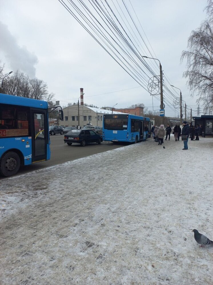 В Твери на остановке легковушка столкнулась с синим автобусом