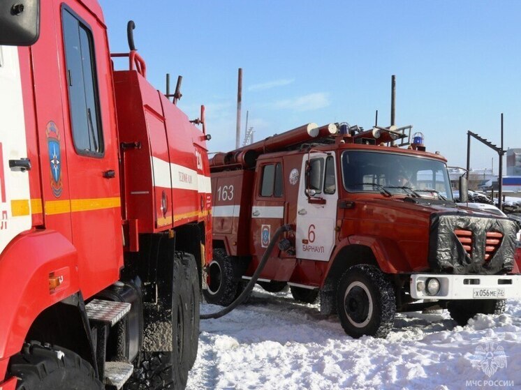 В Барнауле более 30 пожарных тушат горящее двухэтажное здание