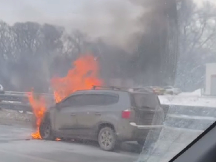 Внедорожник полыхает на дублере Симферопольского шоссе под Подольском