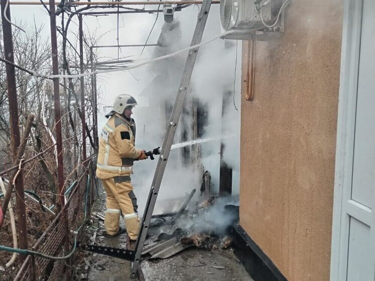 В Ленинском районе произошло возгорание хозпостройки