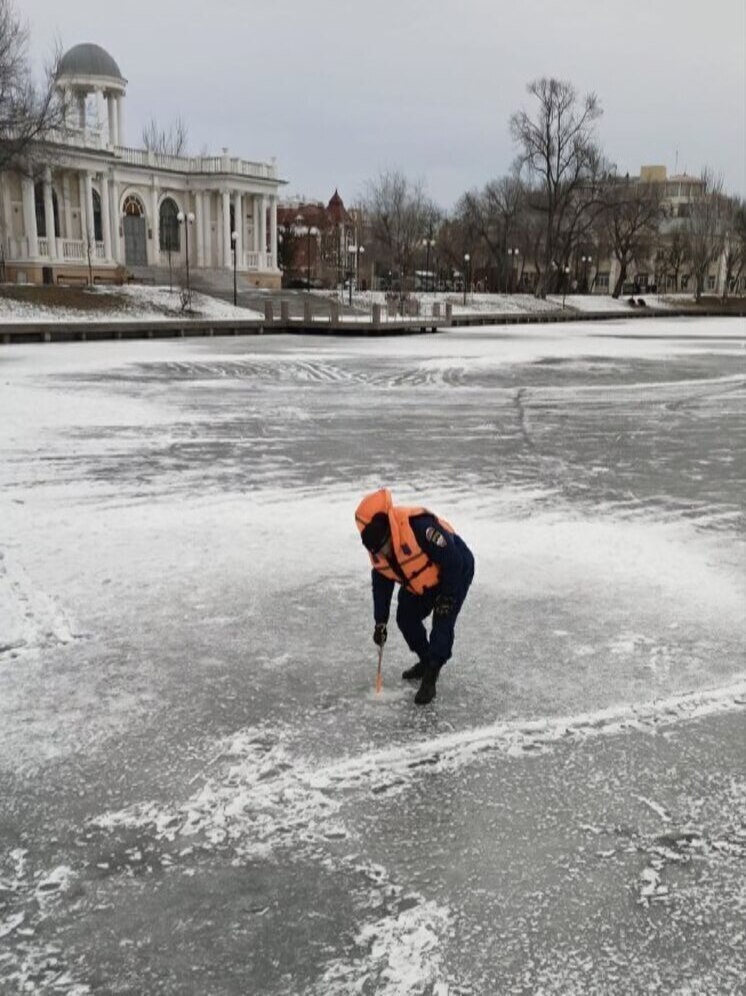 В Астрахани лёд на водоёмах недостаточно крепкий для массового выхода